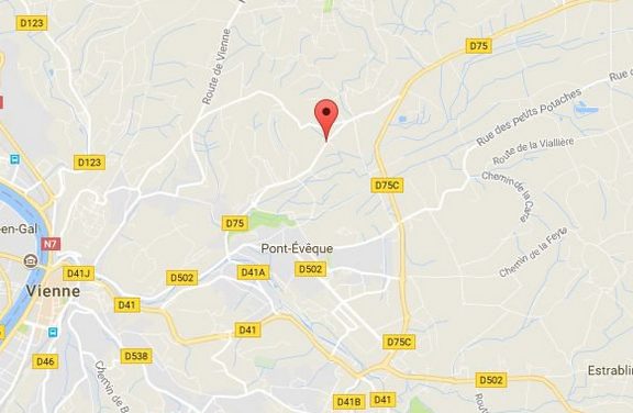 Le conducteur d’un fourgon funéraire décède dans une terrible collision à Pont-Evêque