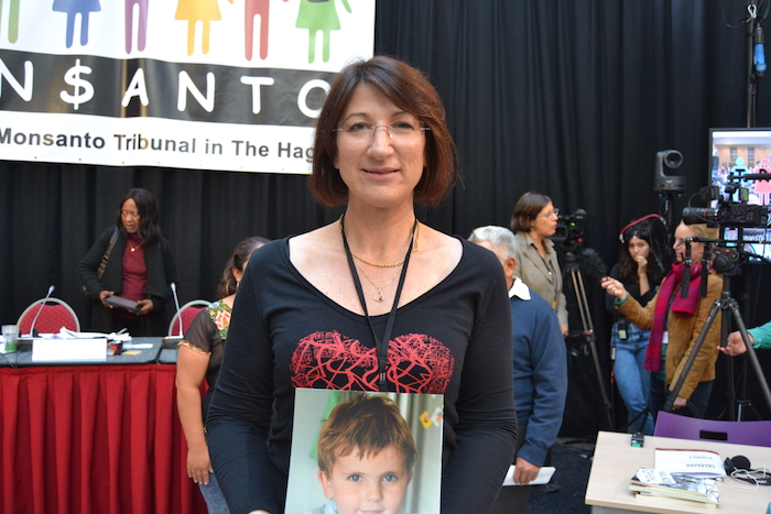 Sabine Grataloup, mère de Théo et dirigeante d’une entreprise viennoise,  annonce qu’elle attaque Monsanto