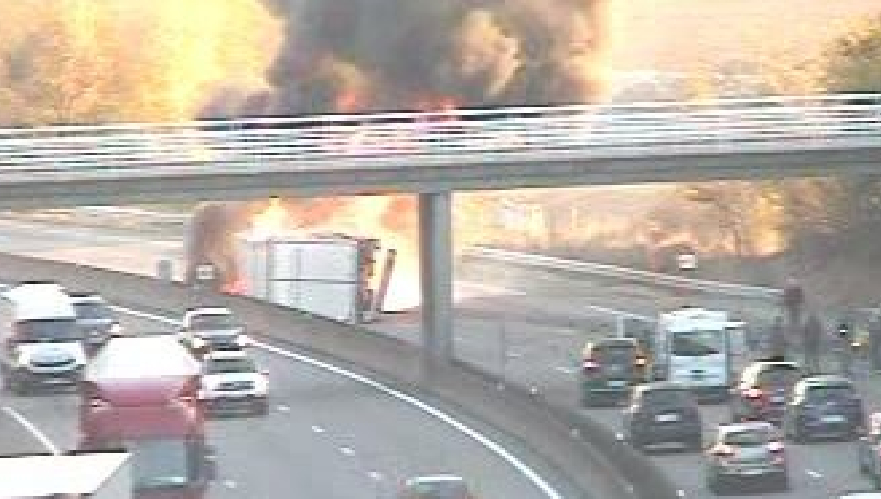 Camion en feu sur l’A7 : le chauffeur est mort carbonisé