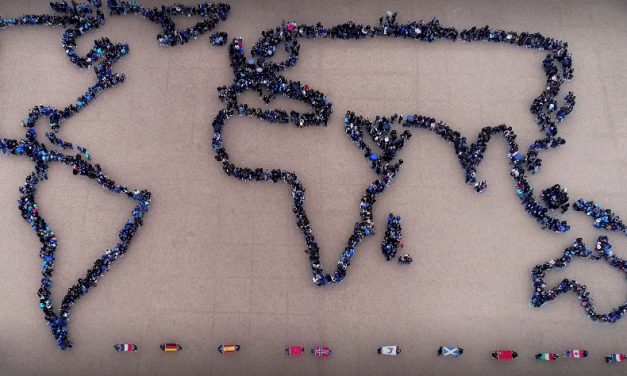 Le spectaculaire « Joyeux Noël » de l&rsquo;Institution Robin, façon planisphère géant…