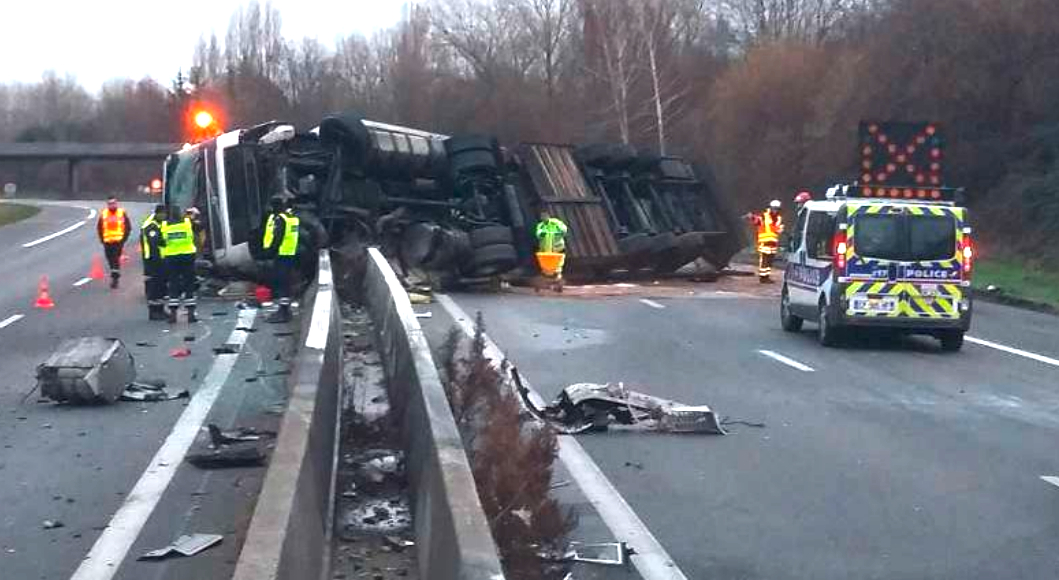 Sur l’A 46 ce dimanche matin : le conducteur s’endort, le camion se couche…