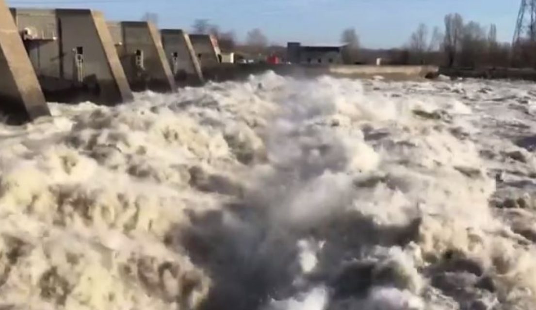 Vidéo crue du Rhône : l’impressionnant débit en aval du barrage de Reventin-Vaugris