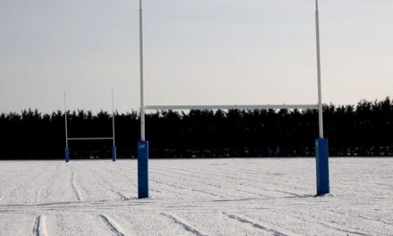 Trente centimètres de neige sur la pelouse : le match du CS Vienne Rugby à Suresnes reporté