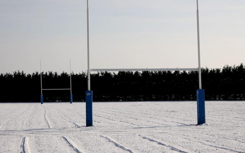 Trente centimètres de neige sur la pelouse : le match du CS Vienne Rugby à Suresnes reporté