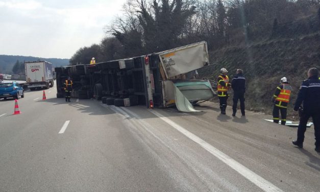 Jusqu&rsquo;à 8 km de bouchons sur l&rsquo;A7 : un poids-lourd se retourne entre Chanas et Vienne