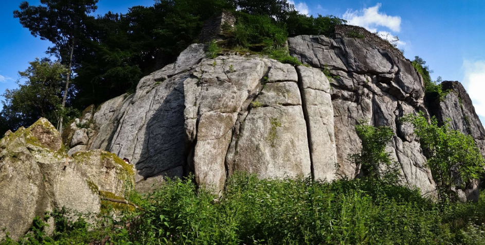 Il décroche de 6 mètres : un alpiniste de 42 ans fait une grave chute à Jardin