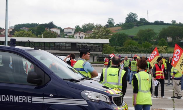 Près de 200 cheminots ont mené une opération « péage gratuit » à Reventin