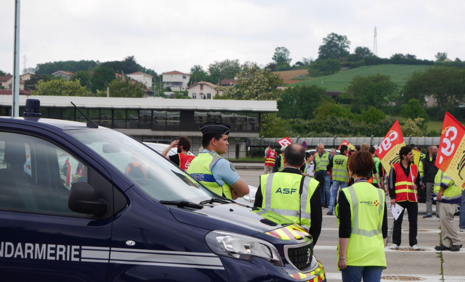 Près de 200 cheminots ont mené une opération « péage gratuit » à Reventin