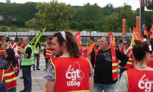 Près de 200 cheminots ont mené une opération « péage gratuit » à Reventin