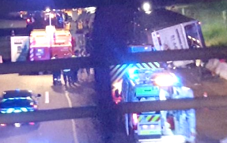 Trois morts et onze blessés graves sur l’A7 : un pneu éclaté à l’origine du drame ?