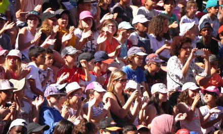 Jazz à Vienne : 6 000 voix juvéniles  lancent le Festival en  chantant Disney à tue-tête