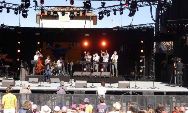 Jazz à Vienne : 6 000 voix juvéniles  lancent le Festival en  chantant Disney à tue-tête