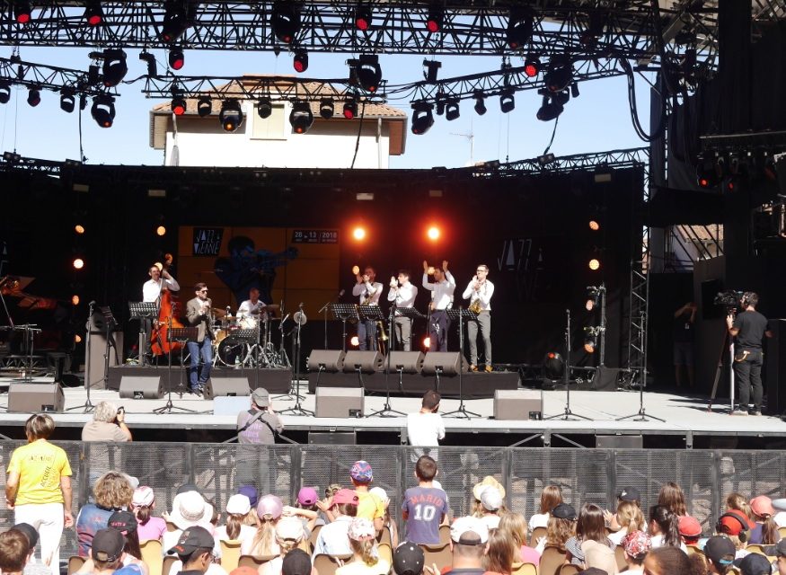 Jazz à Vienne : 6 000 voix juvéniles  lancent le Festival en  chantant Disney à tue-tête