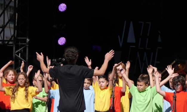 Jazz à Vienne : 6 000 voix juvéniles  lancent le Festival en  chantant Disney à tue-tête