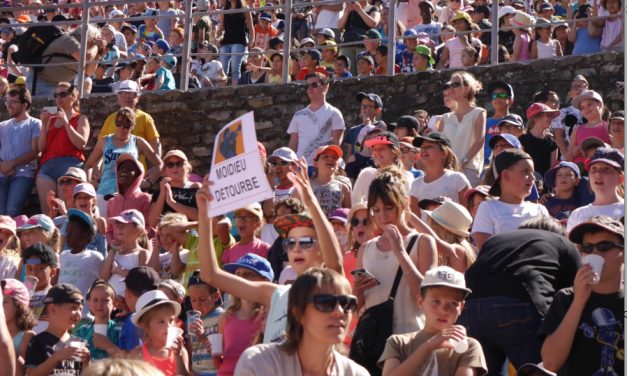 Jazz à Vienne : 6 000 voix juvéniles  lancent le Festival en  chantant Disney à tue-tête