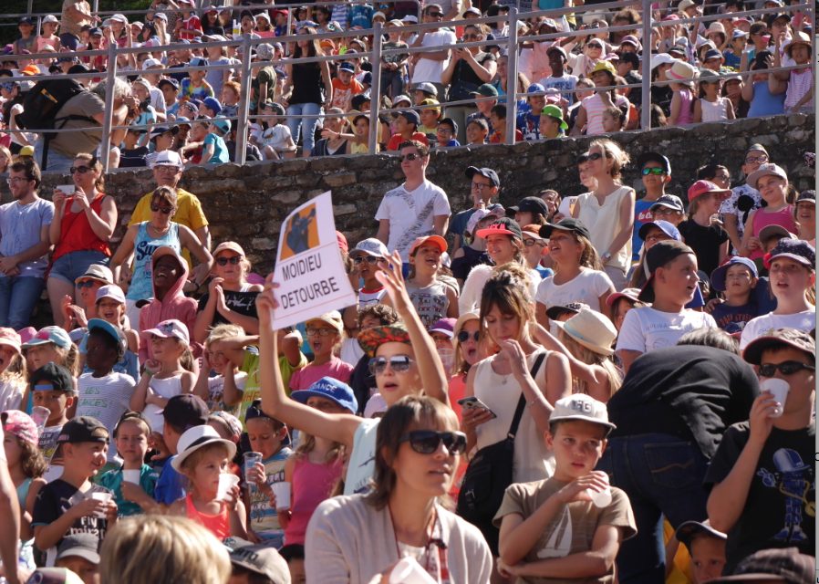 Jazz à Vienne : 6 000 voix juvéniles  lancent le Festival en  chantant Disney à tue-tête