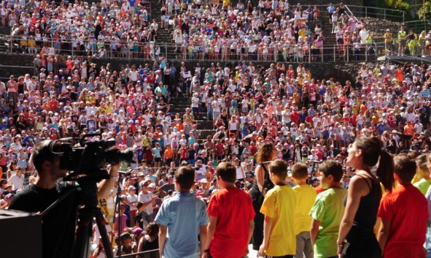 Jazz à Vienne : 6 000 voix juvéniles  lancent le Festival en  chantant Disney à tue-tête