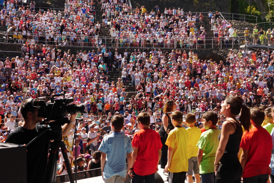 Jazz à Vienne : 6 000 voix juvéniles  lancent le Festival en  chantant Disney à tue-tête