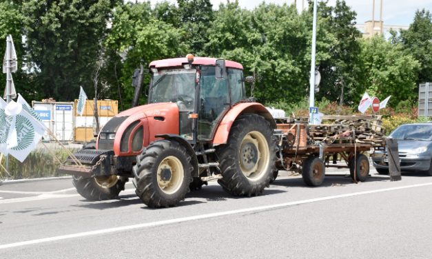 Feyzin : au 2ème jour de blocage, les agriculteurs tentent de couper aussi l&rsquo;A7…
