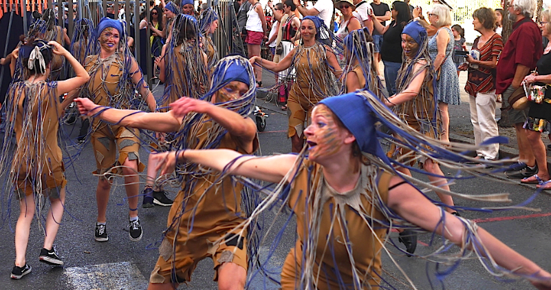 Le cours Romestang, avant la rue de la Ré : dernière répétition avant la Biennale de la Danse