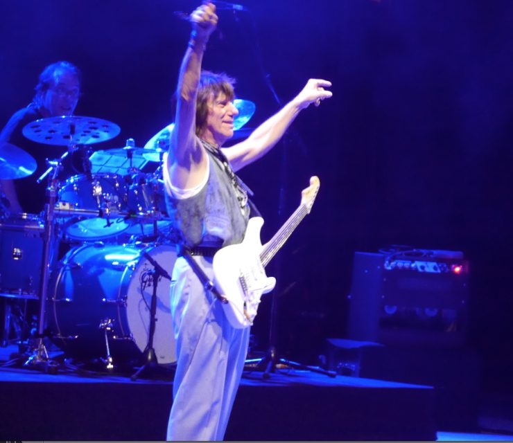 Devant 5 000 festivaliers au théâtre antique : les étincelles du guitar hero Jeff Beck