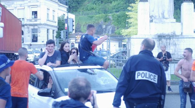 La France en demi-finale : scènes de liesse, cours Brillier