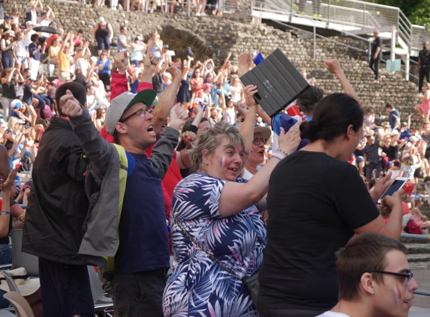 2 000 cours Brillier, 5 000 au théâtre antique : un grand moment bleu de ferveur collective