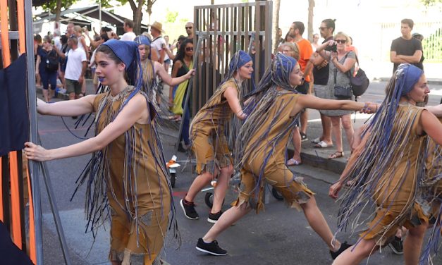 Le cours Romestang, avant la rue de la Ré : dernière répétition avant la Biennale de la Danse