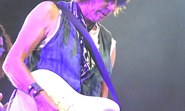 Devant 5 000 festivaliers au théâtre antique : les étincelles du guitar hero Jeff Beck