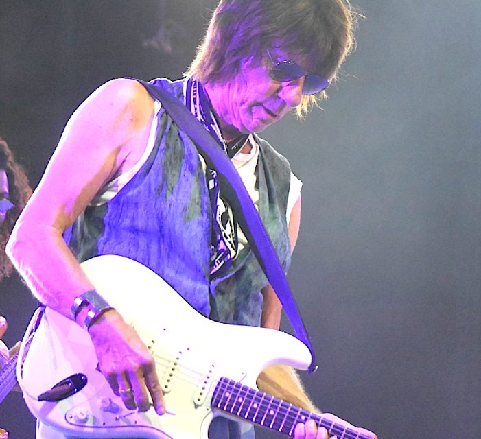 Devant 5 000 festivaliers au théâtre antique : les étincelles du guitar hero Jeff Beck