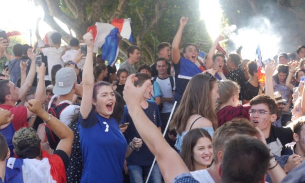 2 000 cours Brillier, 5 000 au théâtre antique : un grand moment bleu de ferveur collective