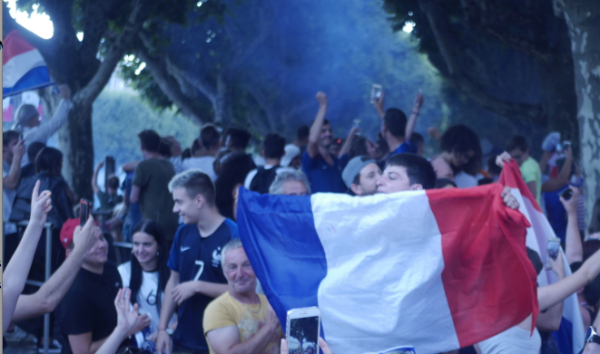 La France en demi-finale : scènes de liesse, cours Brillier