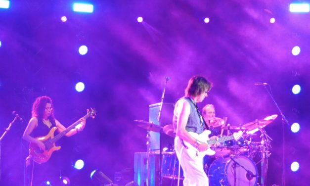 Devant 5 000 festivaliers au théâtre antique : les étincelles du guitar hero Jeff Beck