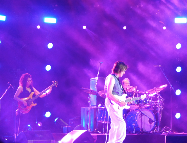 Devant 5 000 festivaliers au théâtre antique : les étincelles du guitar hero Jeff Beck