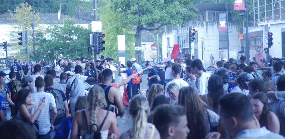 La France en demi-finale : scènes de liesse, cours Brillier