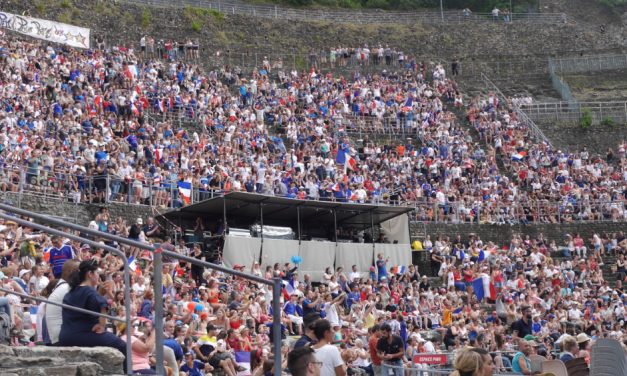 2 000 cours Brillier, 5 000 au théâtre antique : un grand moment bleu de ferveur collective