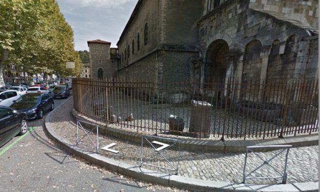 La chaussée s&rsquo;affaisse à Vienne laissant apparaître des ossements en centre-ville