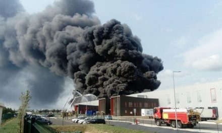 Visible à des dizaines de kilomètres à la ronde : spectaculaire incendie de pneus à Valence