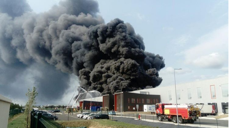 Visible à des dizaines de kilomètres à la ronde : spectaculaire incendie de pneus à Valence