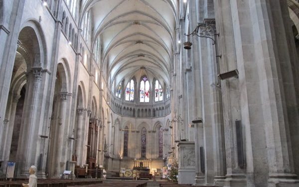 Après la découverte d&rsquo;une valise suspecte : la cathédrale Saint-Maurice à Vienne évacuée