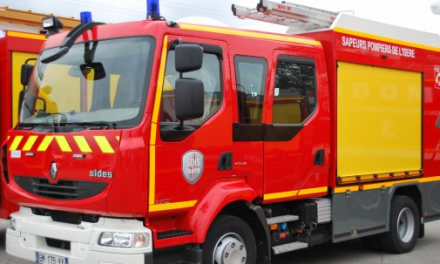 Une fuite détectée: un camion-citerne chargé de gasoil se renverse à Saint-Clair-du-Rhône