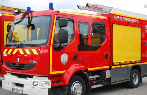 Une fuite détectée: un camion-citerne chargé de gasoil se renverse à Saint-Clair-du-Rhône