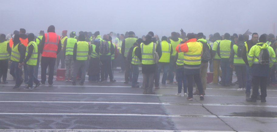 Plusieurs centaines de gilets jaunes ce matin au péage de l’A7 à Reventin-Vaugris pour une opération « barrières levées »