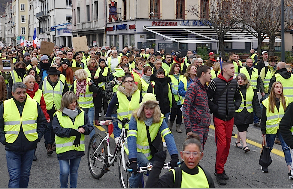 Gilets jaunes : de 6 à 700 manifestants dans les rues de Vienne qui se dissocièrent en deux cortèges…