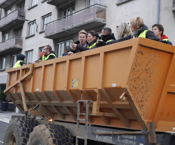 Gilets jaunes : de 6 à 700 manifestants dans les rues de Vienne qui se dissocièrent en deux cortèges…