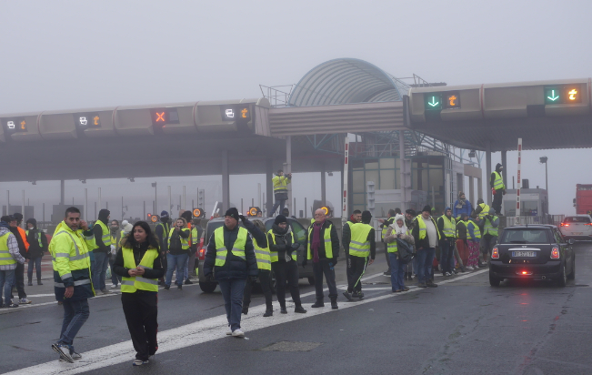 Plusieurs centaines de gilets jaunes ce matin au péage de l’A7 à Reventin-Vaugris pour une opération « barrières levées »