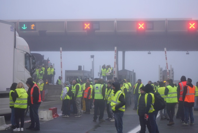 Plusieurs centaines de gilets jaunes ce matin au péage de l’A7 à Reventin-Vaugris pour une opération « barrières levées »