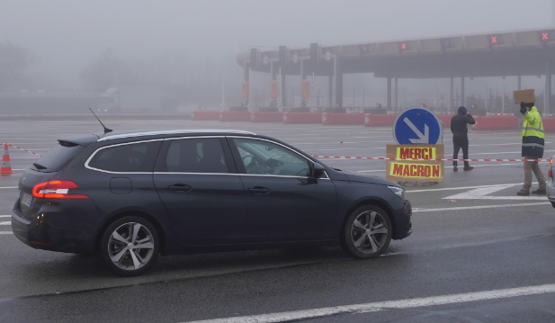 Plusieurs centaines de gilets jaunes ce matin au péage de l’A7 à Reventin-Vaugris pour une opération « barrières levées »