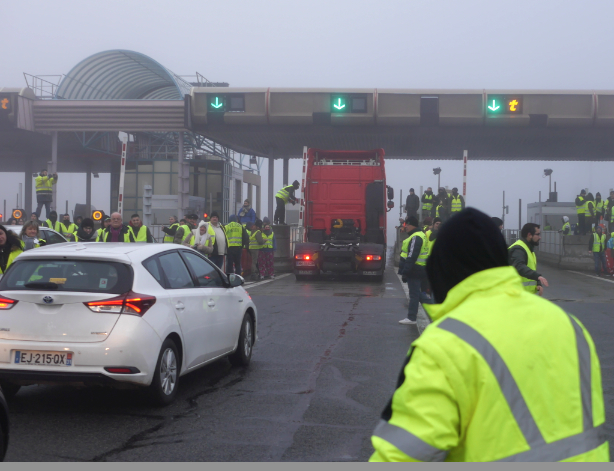 Plusieurs centaines de gilets jaunes ce matin au péage de l’A7 à Reventin-Vaugris pour une opération « barrières levées »