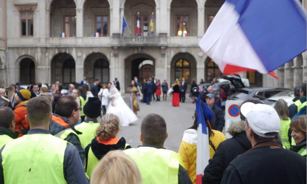 Gilets jaunes : de 6 à 700 manifestants dans les rues de Vienne qui se dissocièrent en deux cortèges…